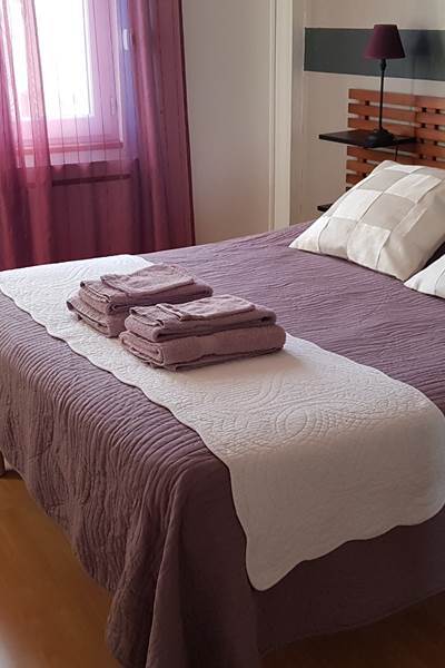 LA-SENTE-DES-VIGNES-Chambre-LILAS-La-Chambre