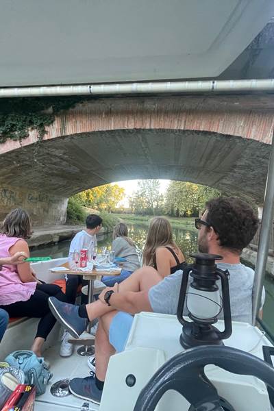 Franchissement d'un pont à banquettes sur le Canal Latéral à la Garonne