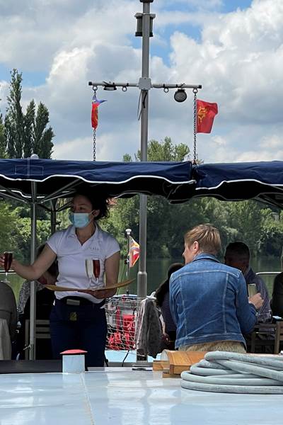 Apéritif servi en terrasse sur la Péniche Gaïa