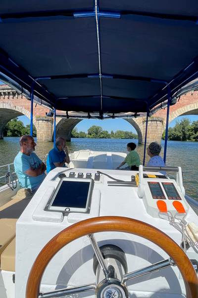 Le bateau à passagers Helios Confluences s'apprête à passer sous le Pont Napoléon de Moissac