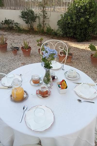 Le Mas Palegry chambres d'hôtes Perpignan - Option petit déjeuner dans le jardin sur commande