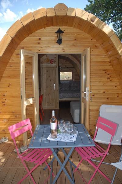 La terrasse et l'entrée du Pod