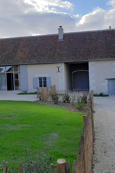 Jardin du Cygne et vue sur le porche d'entrée