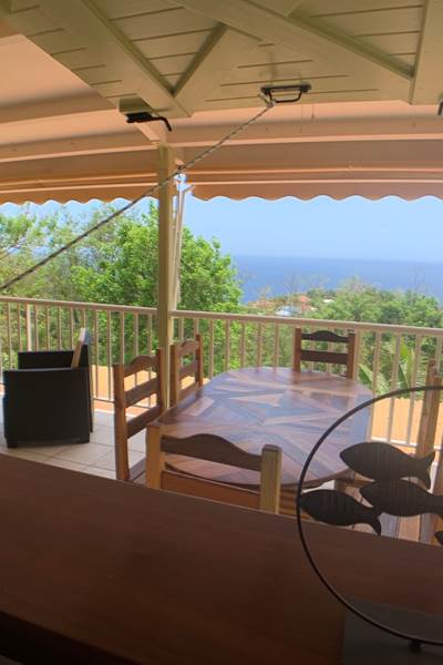 VUE DE LA CUISINE - TERRASSE ET VUE MER