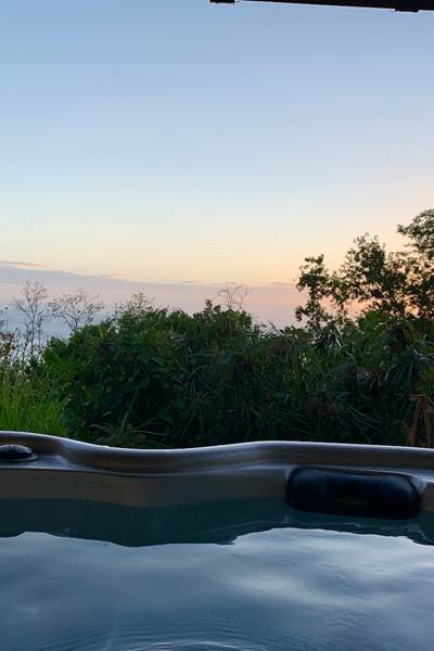 Profitez de couchers de soleil unique en sirotant votre ti-punch dans votre spa privatif