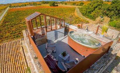 Jacuzzi avec vue panoramique sur les vignes dans une chambre romantique en Occitanie