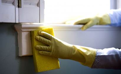 window-cleaning-in-protective-rubber-gloves-washing-windows-725x483