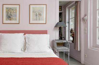 chambre-rose-lit-double-lumineuse-couple-sejour-honfleur-calvados