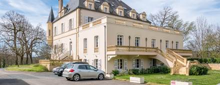 Deux places réservées aux personnes à mobilité réduite