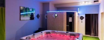 Sauna et spa en rez de jardin du château depuis les chambres par l'ascenseur