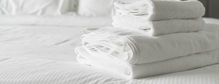 serviette-blanche-decoration-du-lit-dans-interieur-chambre