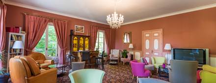 Salon bar bibliothèque au château
