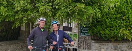 Nos clients Lia et Mark heureux de commencer leur randonnée dans les Monts de Blond !