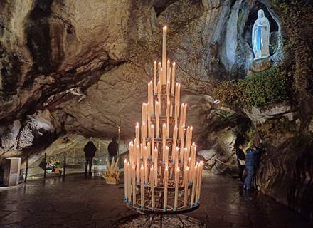 La grotte de Massabielle de nuit
