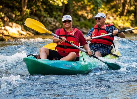 Profitez d’une descente en canoë-kayak sur l’Aveyron dans une ambiance conviviale et rafraîchissante au cœur des Gorges.