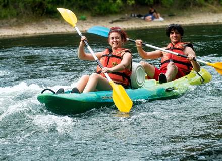 Deux kayakistes profitent d’une descente conviviale sur l’Aveyron au cœur des Gorges, dans une ambiance nature et rafraîchissante.