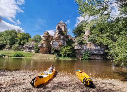 pause sous le Château de belcayre avec canoë family