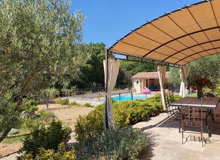 Terrasse au soleil et pergola