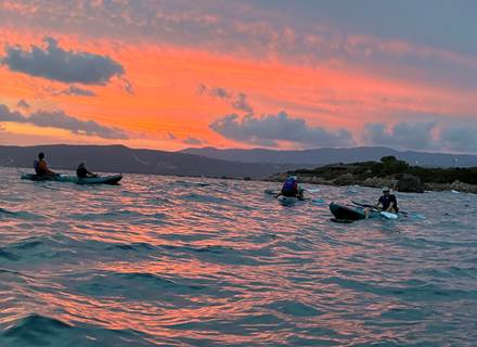 Soleil rougeoyant Abbartello kayak Corse du Sud