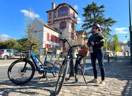 Cycliste devant maison traditionnelle