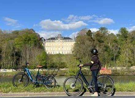 Cycliste devant chateau