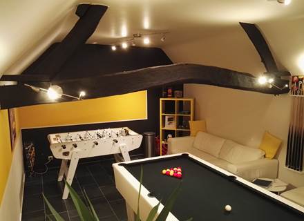 Salle de jeu: billard et baby foot