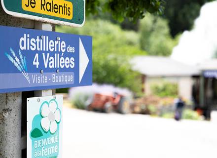 Signalisation extérieure indiquant la visite et la boutique
