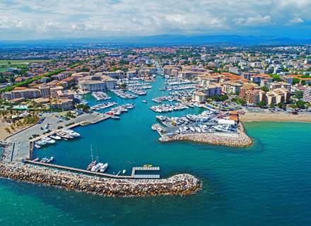 Vue ae´rienne du port de Fre´jus - Marina et plage sur la Co^te d'Azur
