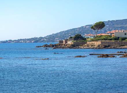 Bord de mer a` Sainte-Maxime - Vue sur la baie de Saint-Tropez