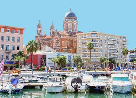 Port de Saint-Raphae¨l avec la Basilique Notre-Dame de la Victoire Co^te d'Azur