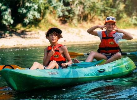 Les enfants profitent d’une balade en kayak sur l’Aveyron dans une ambiance ludique et familiale au cœur d’une nature préservée.