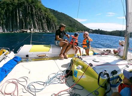 decouverte-baie-des-saintes-en-catamaran