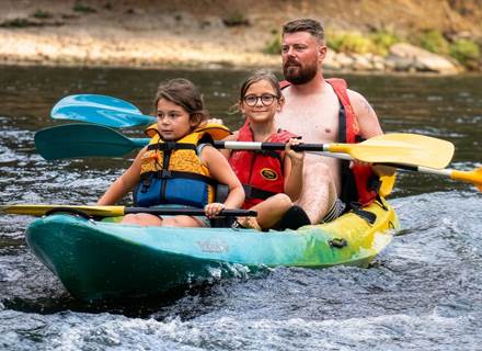 Découvrir en famille les joies du canoë-kayak sur une rivière calme des Gorges de l’Aveyron, idéale pour une première sortie nature.