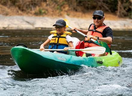 canoe-famille-enfant-riviere-aveyron-saint-antonin-noble-val-hd