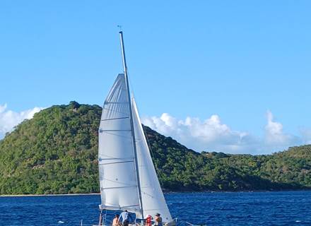 navigation-baie-des-saintes-catamaran