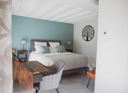 La chambre Tilleul, avec sa vue sur le parc, est l'endroit idéal pour se détendre et profiter du calme de la nature..