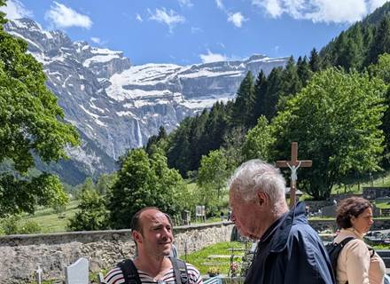 Père Vincent devant l'église de Gavarnie
