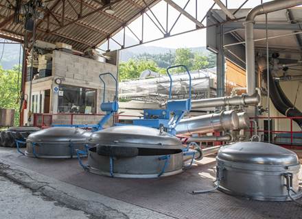 Vue intérieure du hangar avec installations de distillation