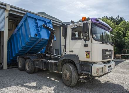 Camion agricole utilisé pour la distillation de lavande