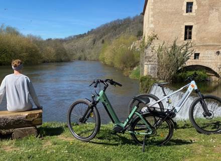 Balade a` ve´lo au bord de la Ve´ze`re - Nature et de´tente au Bugue en Dordogne