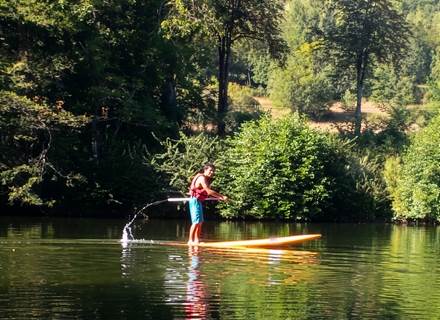 Une sortie en paddle sur une rivière paisible des Gorges de l’Aveyron, idéale pour profiter d’un moment de détente en pleine nature.