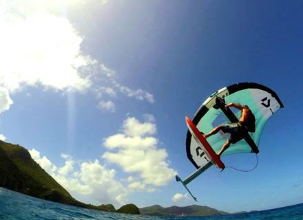 wingfoil-dans-la-baie-des-saintes