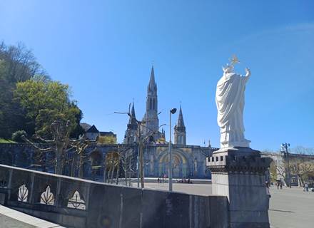 La basilique de l'Immaculée-Conception (niveau supérieur) et la basilique Notre-Dame-du-Rosaire (niveau inférieur).