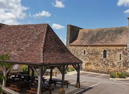 Charmante place du Bugue - Patrimoine historique et authenticite´ en Dordogne