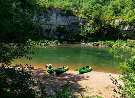 Kayaks au bord de l'Aveyron, prêts à s'élancer dans les Gorges de l'Aveyron