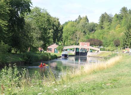 le canal de la Somme à Eclusier Vaux