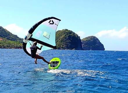 wingfoil-sur-eau-baie-des-saintes