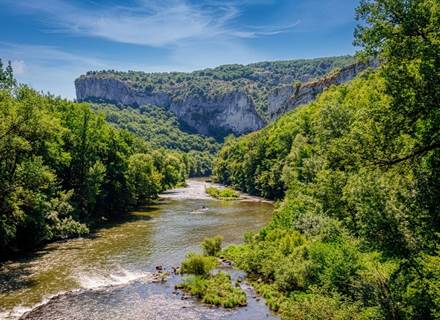 La rivière Aveyron serpente au cœur des Gorges entre falaises et forêt, offrant un cadre naturel exceptionnel pour une sortie en canoë-kayak.
