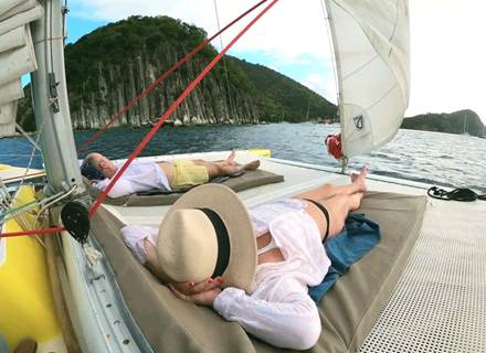 sortie-catamaran-journee-complete-les-saintes