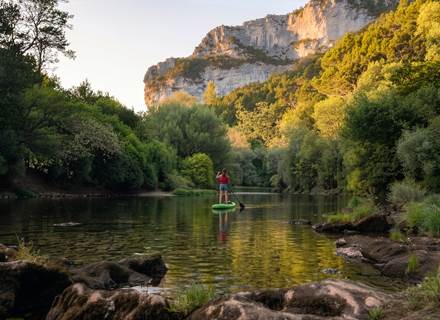 Balade en stand up paddle sur l’Aveyron au cœur des Gorges, entre rivière calme, falaises et nature préservée près de Saint-Antonin.